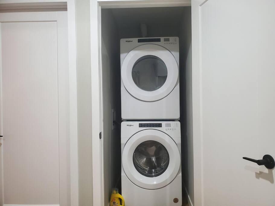 Apartment Brand New 2 Bedrooms Basement 15mins From Airport