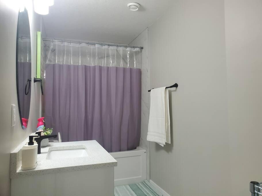Brand New 2 Bedrooms Basement 15mins From Airport Apartment
