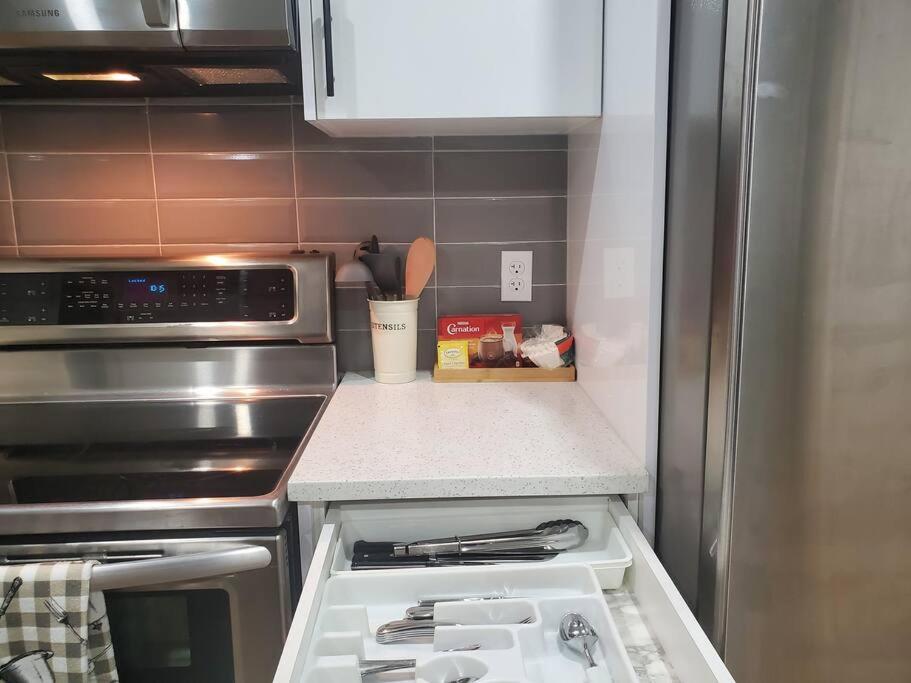 Brand New 2 Bedrooms Basement 15mins From Airport Apartment