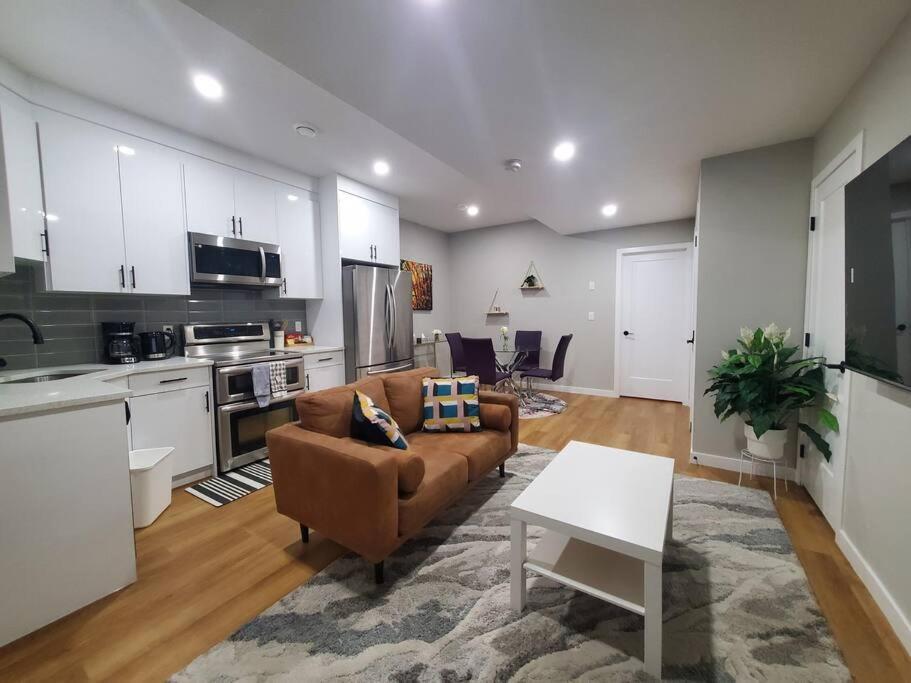Brand New 2 Bedrooms Basement 15mins From Airport *
