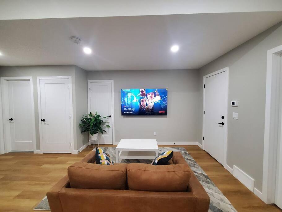 Brand New 2 Bedrooms Basement 15mins From Airport